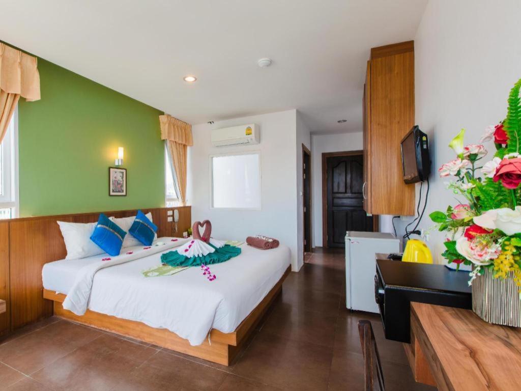Отель Azure Bangla Phuket Patong Экстерьер фото